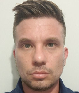 גיא אשר תרנגול הודו קוקוריקו שחוקר את השבכ