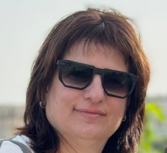 עידית רונן מחפיצה ציצים בהצדעה לפמיניזם