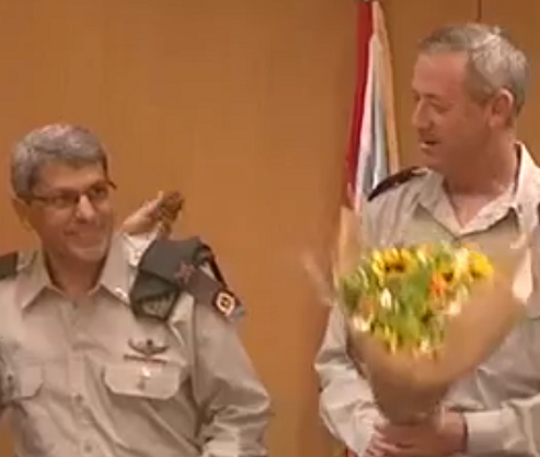 בני גנץ מביא פרחים לפצר דני עפרוני