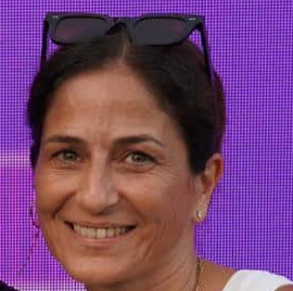 דפנה אגסי בר מנכלית שיווק סלקום מקבלת אספקת זין מהשבכ