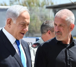 הזנזון רונן בר מביט בתיעוב בביבי