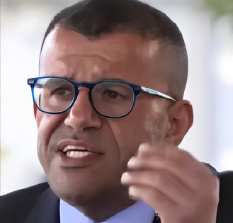 ניסים מירום משחק עם ויברטורים וצופה בסרטוני קטינים