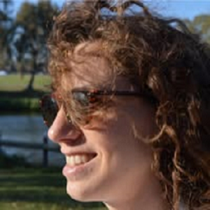 סתיו גינת כלבת ציד של הפרקליטות עם כוס רעיל