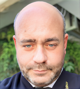 ערן גולן משחק אותה למען עובדים ומייצג מעסיקים עושקים