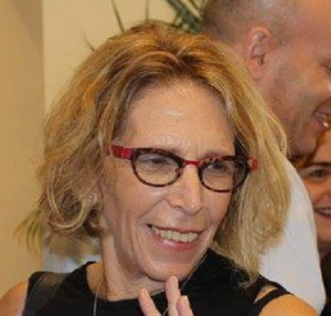 אורית סון גרוטאה סנילית עם טלפיים של חזירה
