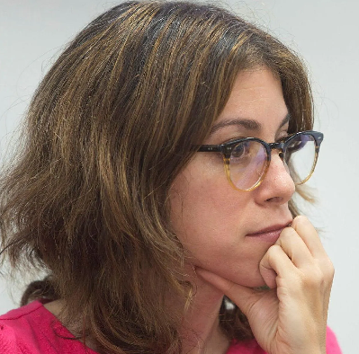 דנה נויפלד כישרון אפס אבל טובה במיטה
