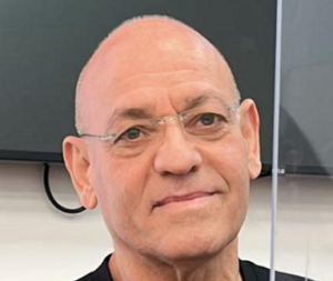 יורם נעמן שוטר נוכל תופר תיקים לביבי בלי זיכרון