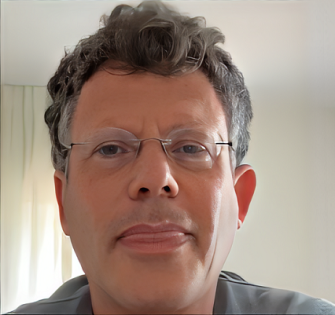 יצחק עמית מוציא לשון לכל הימניים והכהניסטים