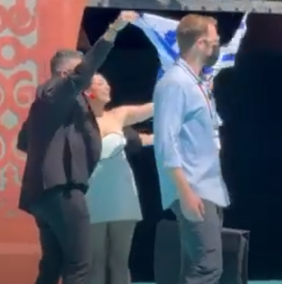 מאבטח שבכ צמוד ליובל רפאל עם מסיכת קורונה שחורה בזל 2025