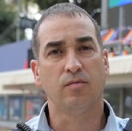 עמית פולק מפקד משטרת חדרה נתפר עי מחש כי הוא נגד אנרכיסטים של קפלן