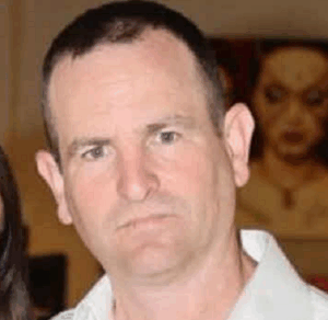 גילי מנקין עם הכסף שלו מצא סחורה משומשת אופירה אסייג