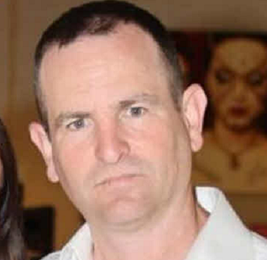 גילי מנקין עם הכסף שלו מצא סחורה משומשת אופירה אסייג
