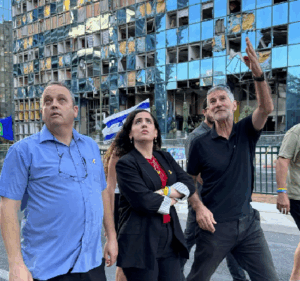 המאושרים יאיר גולן נעמה לזימי וגלעד קריב בהריסות מטיל איראני