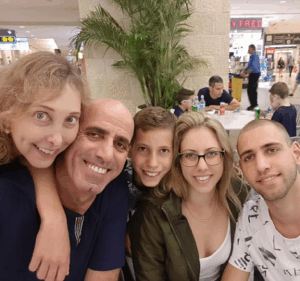 הפניזלים של קרית אונו חגית פניז'ל עם האבא המתחפש לאישה יוסי פניזל