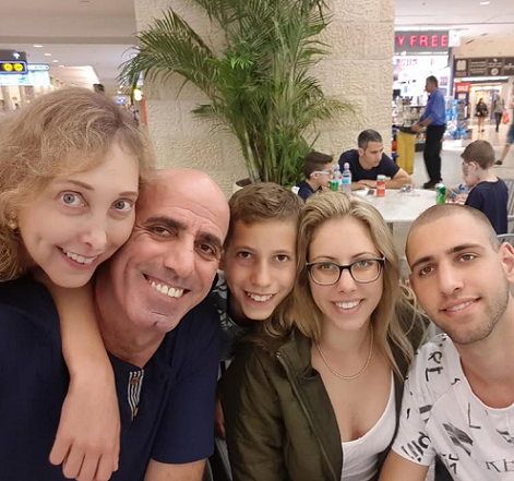 הפניזלים של קרית אונו חגית פניז'ל עם האבא המתחפש לאישה יוסי פניזל