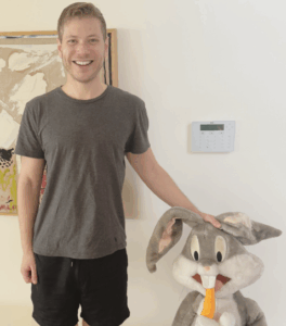 יאיר נתניהו ובובת הבאגס באני שמילצ'ן קנה לו בגיל 6