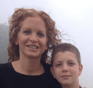 כרמית הולצמן כוס רקוב פתוח להעמסה בחצר נשית