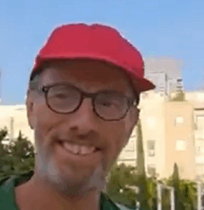 מפגין ישראלי נגד המלחמה היודנאצית באיראן