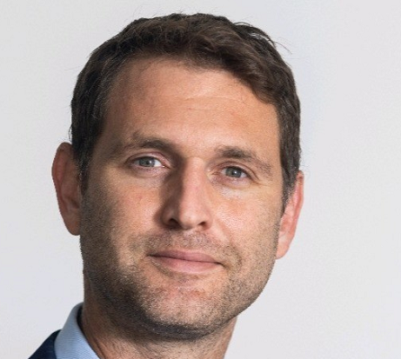 ניר דויטש פלצפן משפטי יוסי בהקל סובב אותו כמו בובת סמרטוטים