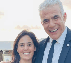 עדי מזוז בהמת המגדר עם אהוב נפשה יאיר לפיד