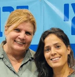 עדי עזוז עם אורנה ברביבאי לוגמות מיץ כוס זו לזו