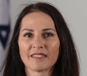 שירלי שי שטן משפריצה מיצי כוס של מנגלה