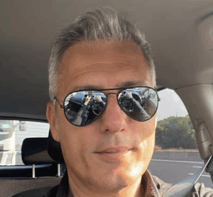 שלום אהרון עושה קומבינות לנוכל מאיר גבעתי מיקי וייס