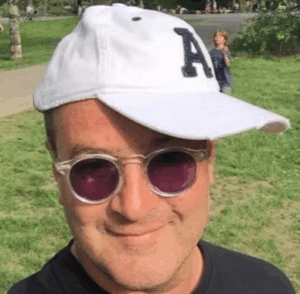 ברק חכמוב מפרנס את הכוס של דפנה הולץ פלוץ