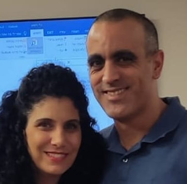 משה שיקו גבסו עם הפרחה שפותחת כוס כרמית לוי גבסו