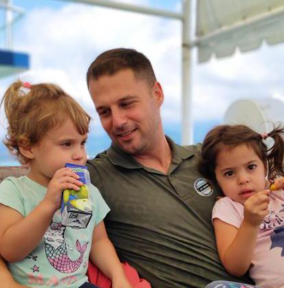 צבר גדיש עם 2 הנכדות המקוללות של השטן נאוה גדיש