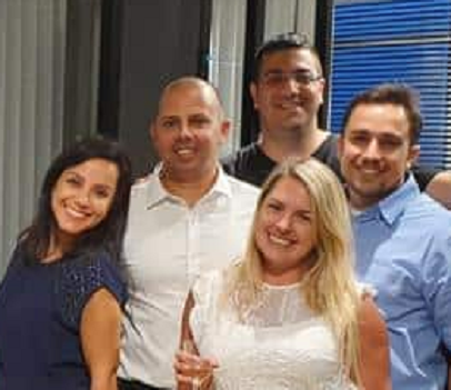 רענן עמוסי השמן בחולצה הלבנה