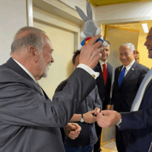 שגריר ארהב מייק האקבי מביא לביבי בובת באגס באני