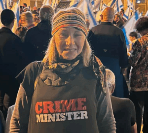 תמר גרשוני הירשפלד עם חולצה שקיבלה מליעד ורצהיזר