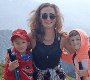 אולסיה אלפצקאיה מבלה בטבע