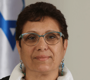 השופטת רבקה שוורץ בן יששכר לועסת גת תימניה
