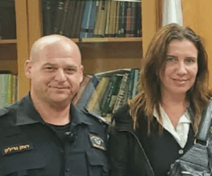 קטי צווטקוב עם השוטר דותן גרלניק שאחראי על המוסר המיני שלה