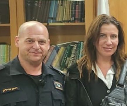 קטי צווטקוב עם השוטר דותן גרלניק שאחראי על המוסר המיני שלה