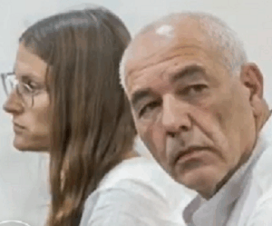 רונאל פישר עם אחת מנשות הסוד