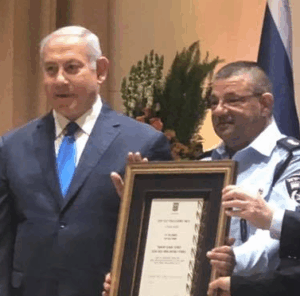 ביבי מעניק מדליה לשוטר רובי קיים שהכניס לישראל שבחיות מאתיופיה