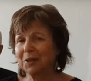 בתיה ארטמן זנזונת פמיניסטית עם כוס פעור לרווחה