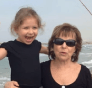 בתיה ארטמן עם נכדתה שנולדה מביצית מזוהמת