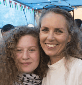 גבי לסקי זורחת מאושר עם המחבלת עהד תמימי