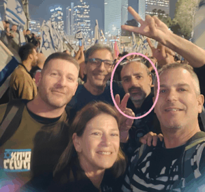 יגאל רמבם בהפגנה של אחיות לנשק ולנוחבה