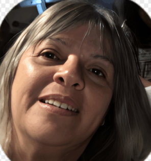 לילית כהן קרוכמל עובדת סוציאלית עושקת עם כוס משפריץ