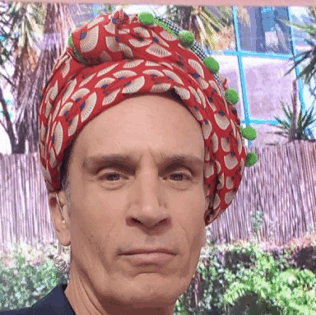 אברי גלעד בתרבוש שקיבל מאהובתו זהבה גלאון