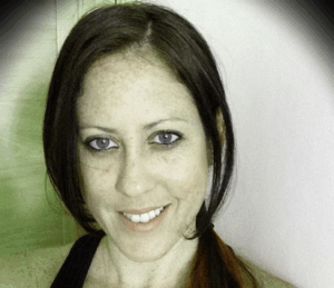 טלי פלדמן פרקליטה עם כוס פעור לרווחה