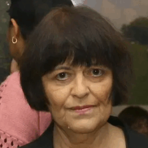 לארה צינמן גידלה בת פמיניסטית וקיבלה אותה בארון קבורה