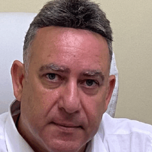 משה מלכה מנסח חוזי עושק וסחיטה מגברים