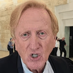 אליעד שרגא מתפעל מאיכותה השלטונית של הפצרית יפעת תומר ירושלמי