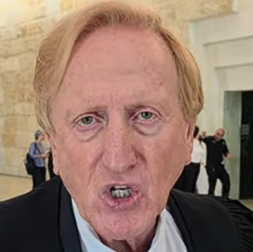 אליעד שרגא מתפעל מאיכותה השלטונית של הפצרית יפעת תומר ירושלמי